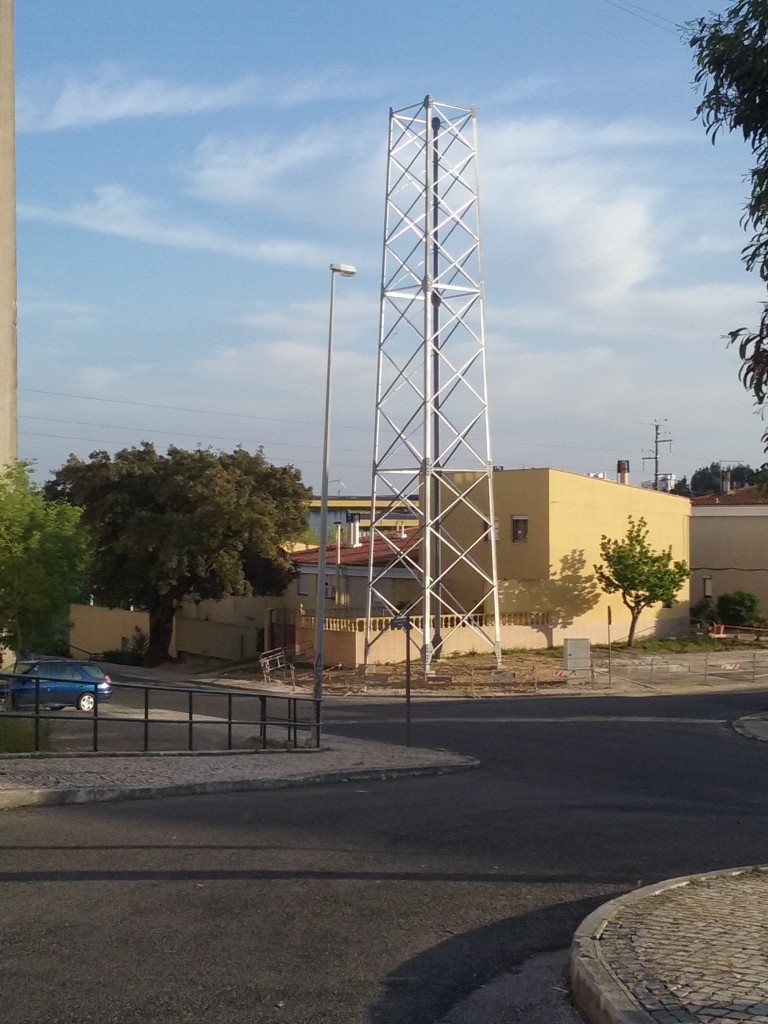 Poste de alta tensão, à entrada do Bairro da Socasa